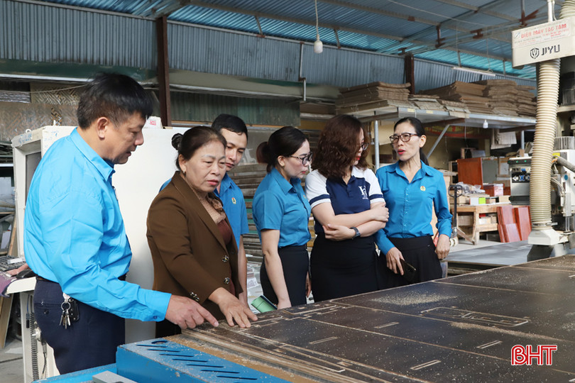 LĐLĐ huyện Nghi Xuân nắm bắt tình hình việc làm và kiểm tra việc chấp hành quy định về an toàn, vệ sinh lao động tại doanh nghiệp. 1.jpg