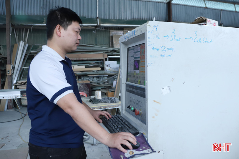 Anh Lê Mạnh Hùng có nhiều sáng kiến ứng dụng công nghệ thông tin vào quy trình sản xuất, kinh doanh của công ty. 1.jpg