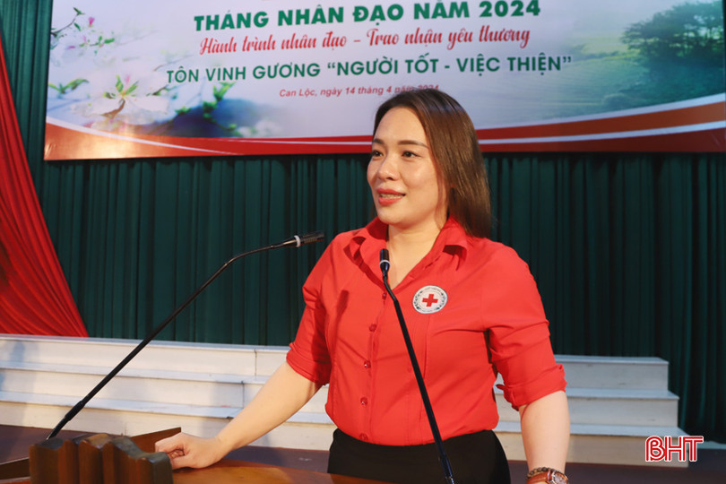 Phó Chủ tịch Hội Chữ thập đỏ tỉnh Trần Thị Hải Việt phát động Tháng Nhân đạo 2024. 2.jpg
