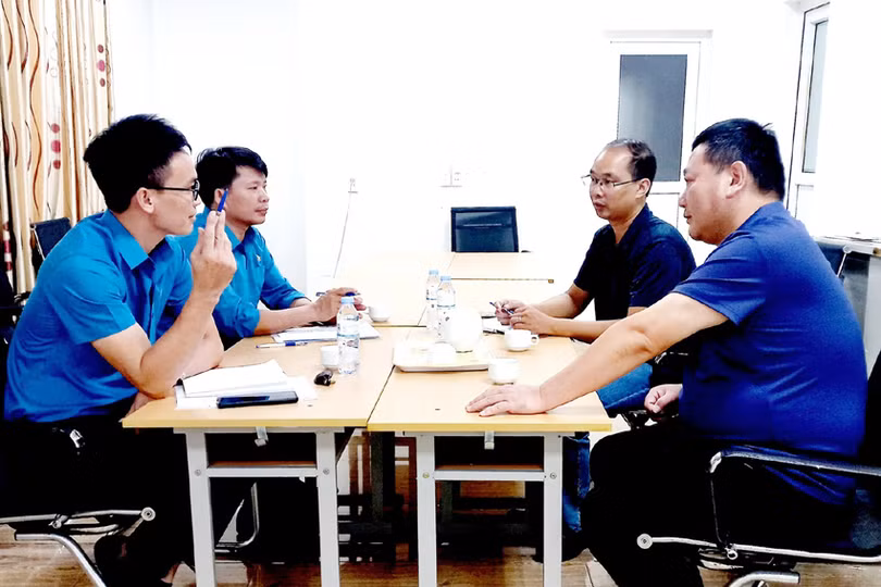 Cán bộ Công đoàn Các khu kinh tế tỉnh làm việc cùng doanh nghiệp để nắm bắt tình hình lao động, việc làm.