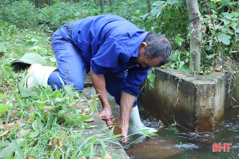 Coi nguồn nước "quý như máu", ông Đại không quản khó khăn, vất vả băng núi, vượt đồi khơi thông, điều tiết nguồn nước tưới. 2.jpg
