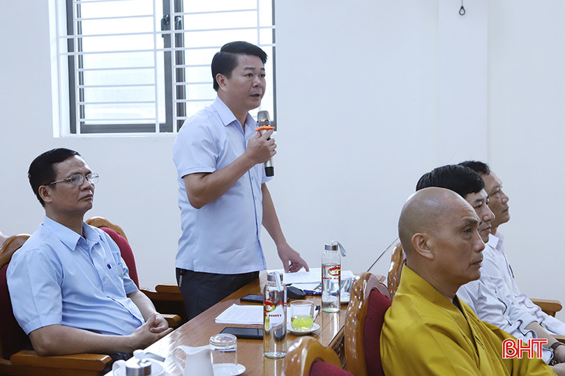 Chủ tịch Ủy ban MTTQ huyện Cẩm Xuyên Nguyễn Thanh Long góp ý một số nội dung liên quan đến công tác tổ chức đại hội. IMG_0264 (1).JPG