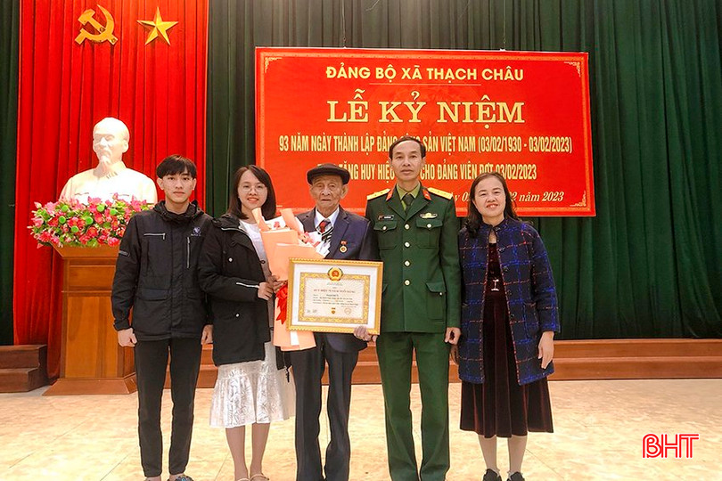 Ông Ý vinh dự được trao Huy hiệu 75 năm tuổi Đảng năm 2023. 23bb8fa6ca30646e3d21.jpg