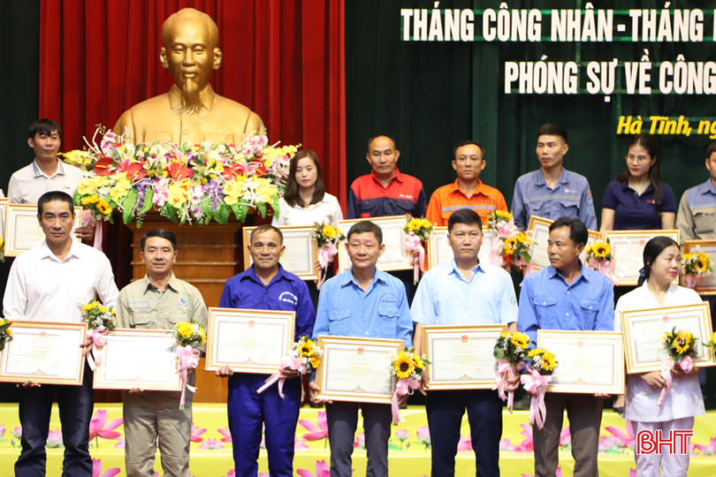 Anh Phan Xuân Thắng (thứ 4 từ trái sang ở hàng đầu) là một trong 50 công nhân, lao động tiêu biểu được UBND tỉnh tặng bằng khen tại lễ phát động Tháng Hành động về ATVSLĐ - Tháng Công nhân 2024. 1.jpg