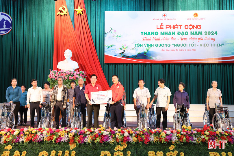 Trao xe lăn cho thân nhân người khuyết tật. 4.jpg