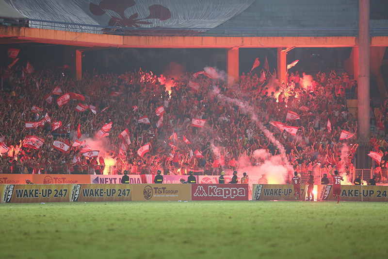 Hàng Đẫy bị “treo” vì pháo sáng: Nỗi đớn đau bóng đá Việt!