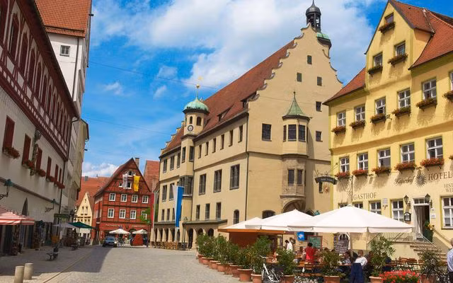 Thị trấn được dát bằng 72.000 tấn kim cương