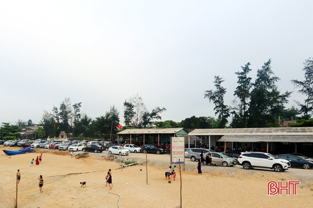Bãi thoải, nước trong, biển Kỳ Anh “hút” khách trong kỳ nghỉ lễ