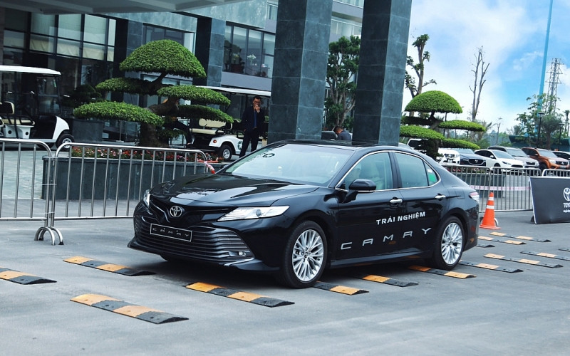 Toyota Camry 2019 nhập khẩu từ Thái Lan giá bán từ 1,029 tỷ đồng