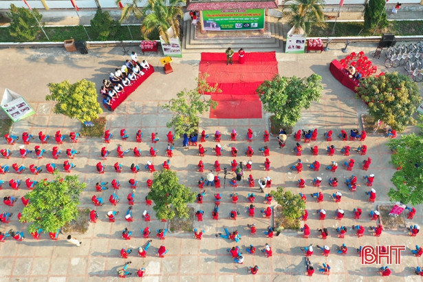 Trao 310 mũ bao hiểm, 20 xe đạp cho học sinh Cẩm Sơn