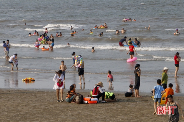 Tấp nập du khách đến biển Hà Tĩnh ngày đầu nghỉ lễ 30/4