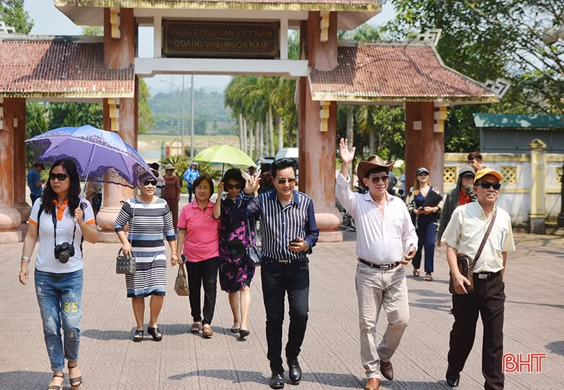 Du khách quốc tế, trong nước tham quan các điểm du lịch Hà Tĩnh