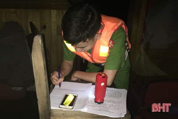 Bắt giữ 3 xà lan ngoại tỉnh khai thác cát trái phép trên sông Lam