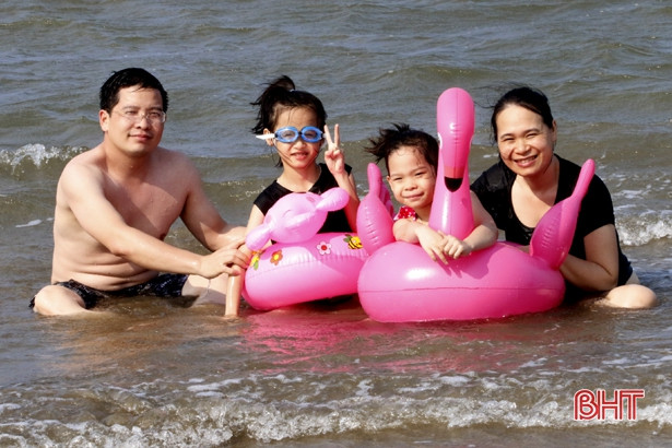 Tấp nập du khách đến biển Hà Tĩnh ngày đầu nghỉ lễ 30/4