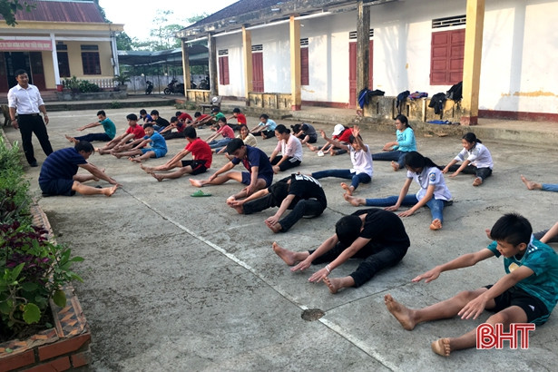 Dạy bơi miễn phí cho học sinh miền núi Hà Tĩnh