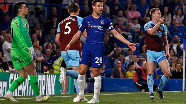 Top 4 Ngoại hạng Anh: Chelsea tự bắn vào chân, MU và Arsenal còn cơ hội