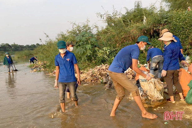 Tuổi trẻ Hương Sơn thu gom, xử lý 8,5 tấn rác thải
