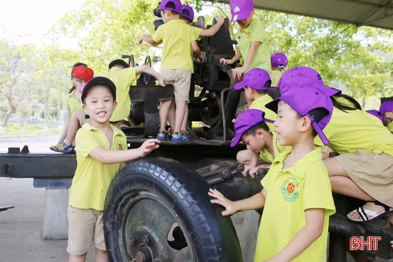 200 học sinh Mầm non Trí Đức về tri ân Ngã ba Đồng Lộc