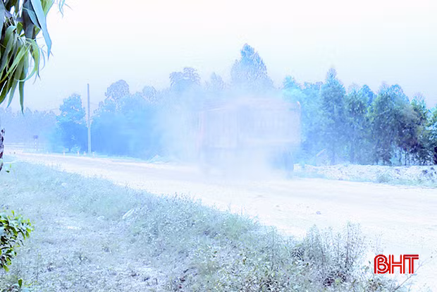 Xe quá tải, quá khổ tung hoành, hàng chục hộ dân Xuân Liên sống trong ô nhiễm