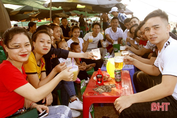 Tấp nập du khách đến biển Hà Tĩnh ngày đầu nghỉ lễ 30/4