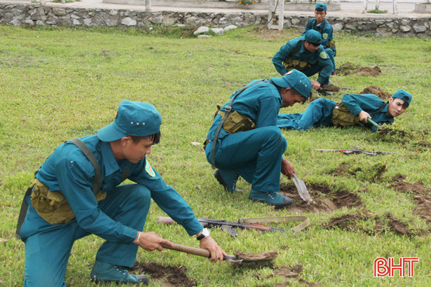 Xem dân quân vùng biển bãi ngang Hà Tĩnh huấn luyện chiến đấu