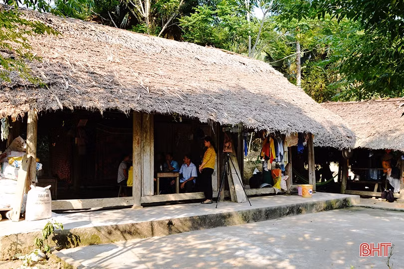 Nghẹn lòng người mẹ bệnh tật nuôi con nhỏ, sống lay lắt trong căn nhà dột nát ở vùng rốn lũ Hà Tĩnh