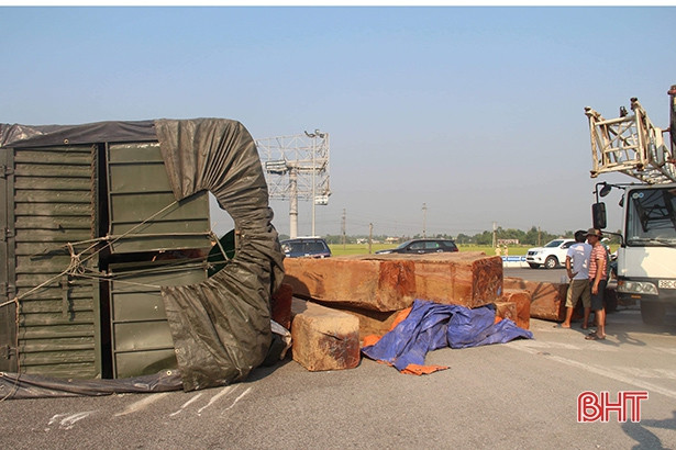 Lật xe đầu kéo, một lượng gỗ “ khủng” bung ra giữa Quốc lộ 1A