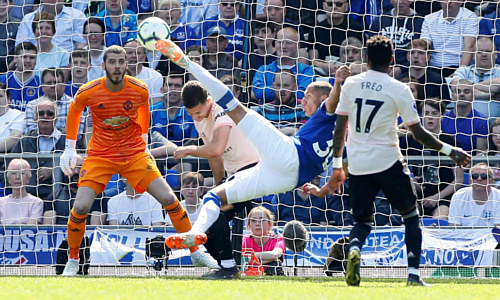 Richarlison bắt vô lê mở tỷ số cho Everton. Ảnh: Reuters. Man Utd thảm bại trước Everton