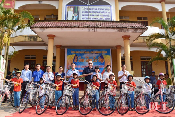 Trao 310 mũ bao hiểm, 20 xe đạp cho học sinh Cẩm Sơn