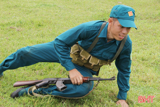 Xem dân quân vùng biển bãi ngang Hà Tĩnh huấn luyện chiến đấu