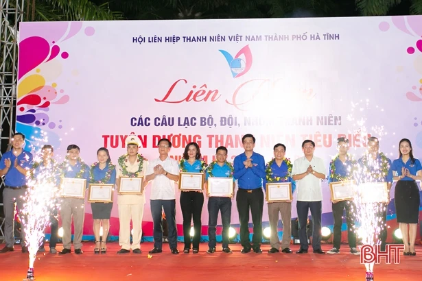 Học sinh Hà Tĩnh nhận chứng chỉ quốc tế MOS tin học văn phòng