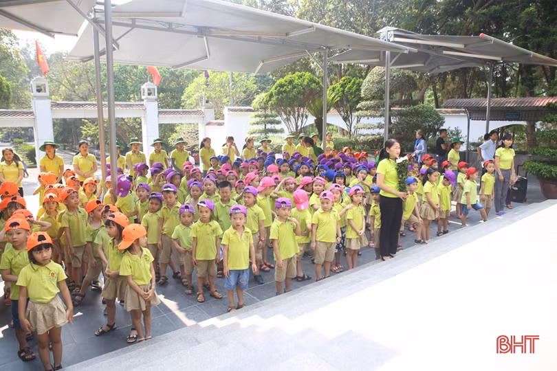 200 học sinh Mầm non Trí Đức về tri ân Ngã ba Đồng Lộc