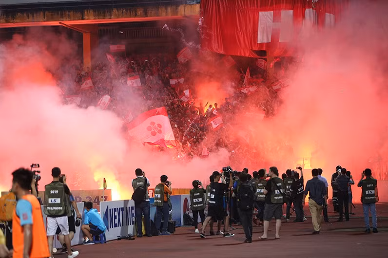 Hàng Đẫy bị “treo” vì pháo sáng: Nỗi đớn đau bóng đá Việt!