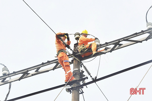 Điện lực Hà Tĩnh lắp đặt 81 bộ chống sét thông minh lưới điện trung áp