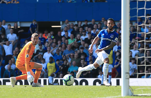 Theo Walcott ghi bàn ấn định chiến thắng cho Everton. Ảnh: AFP. Man Utd thảm bại trước Everton