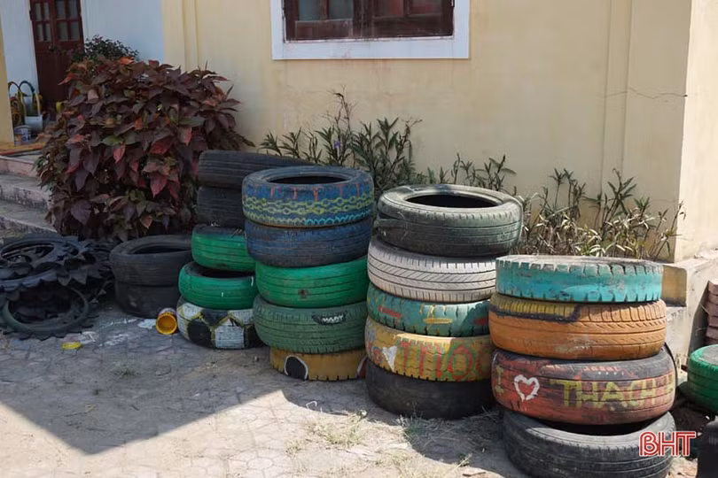 Tái chế lốp xe cũ thành giàn hoa trang trí bãi biển