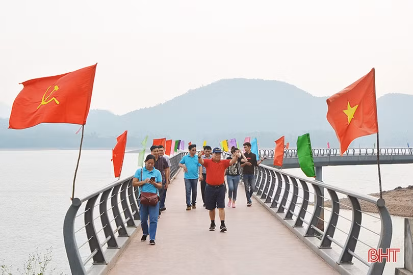 Du khách quốc tế, trong nước tham quan các điểm du lịch Hà Tĩnh