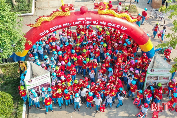 Trao 310 mũ bao hiểm, 20 xe đạp cho học sinh Cẩm Sơn