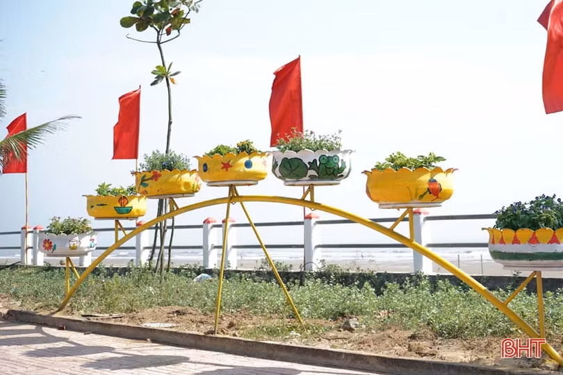 Tái chế lốp xe cũ thành giàn hoa trang trí bãi biển