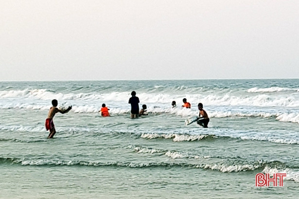 Bãi thoải, nước trong, biển Kỳ Anh “hút” khách trong kỳ nghỉ lễ