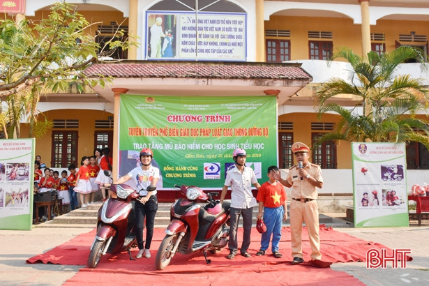 Trao 310 mũ bao hiểm, 20 xe đạp cho học sinh Cẩm Sơn