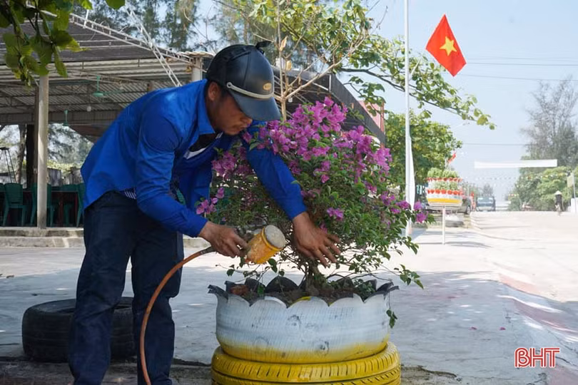 Tái chế lốp xe cũ thành giàn hoa trang trí bãi biển