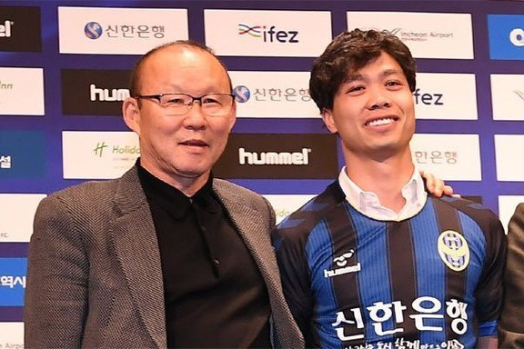 Công Phượng nói rằng, ờ Hàn Quốc anh được biết đến chính vì là học trò của thầy Park Chính ông, Park Hang Seo! Chuyện gì Công Phượng, V-League?