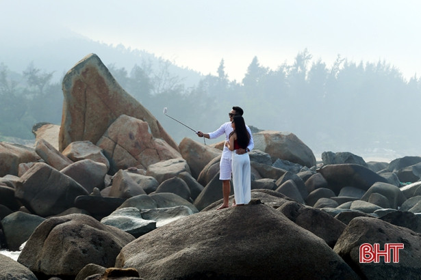 Bãi thoải, nước trong, biển Kỳ Anh “hút” khách trong kỳ nghỉ lễ