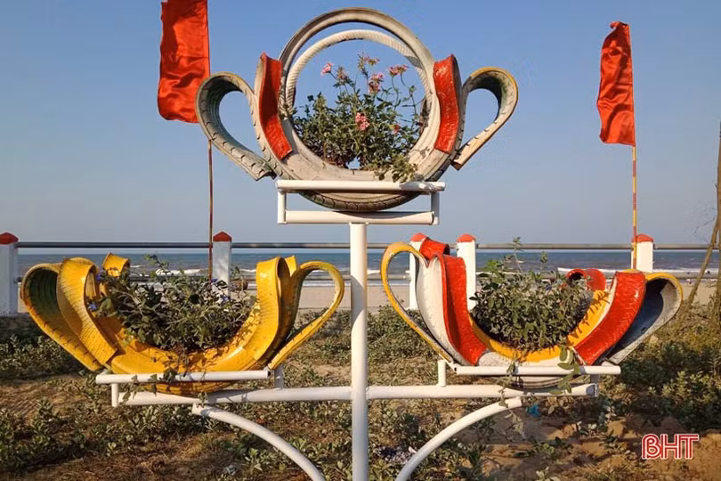 Tái chế lốp xe cũ thành giàn hoa trang trí bãi biển