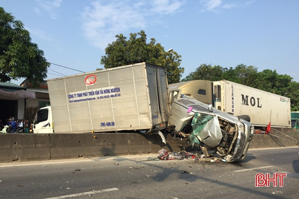 Hà Tĩnh: Xe container “lùa” 3 ôtô dừng đèn đỏ, 2 người đi xe bán tải trọng thương