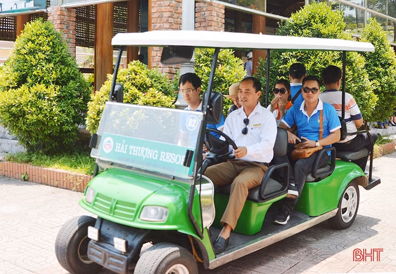 Du khách quốc tế, trong nước tham quan các điểm du lịch Hà Tĩnh