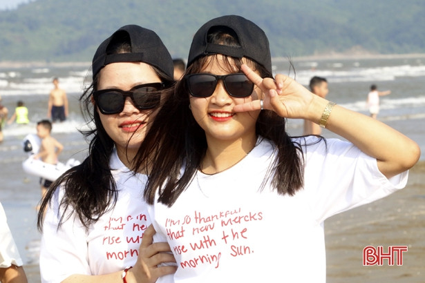 Tấp nập du khách đến biển Hà Tĩnh ngày đầu nghỉ lễ 30/4