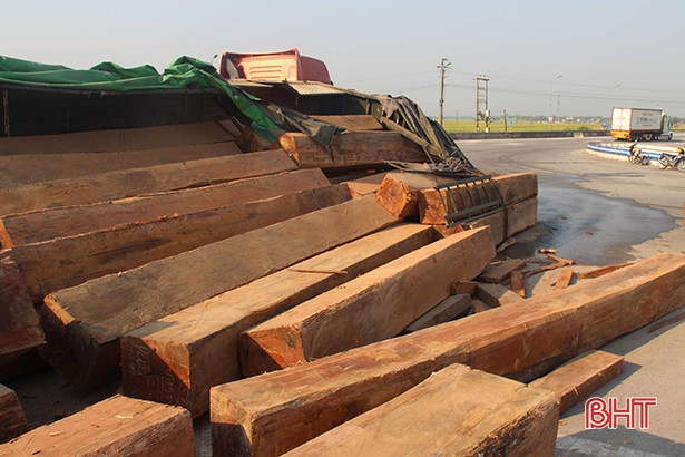 Lật xe đầu kéo, một lượng gỗ “ khủng” bung ra giữa Quốc lộ 1A