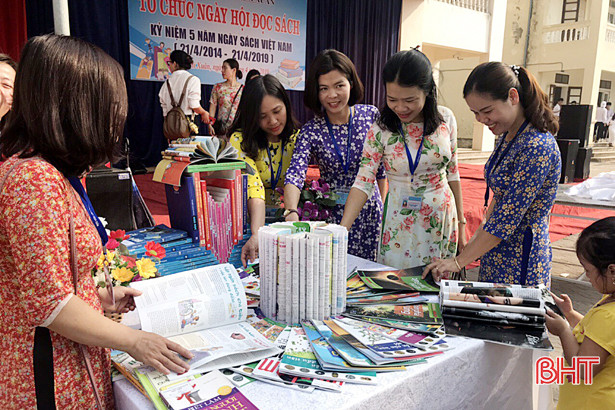 Biên phòng Hà Tĩnh, Trường THPT Nghi Xuân tổ chức “Ngày sách Việt Nam”